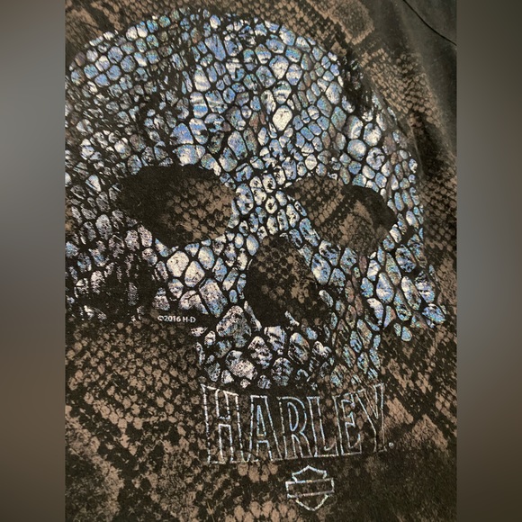 Black Harley Davidson women’s shirt sleeve tee. Skull graphic. - Picture 2 of 7